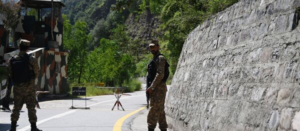 Pakistani troops patrol at the Line of Control (LoC) --- the de facto border between Pakistan and India -- in Chakothi sector, in Pakistan-administered Kashmir on August 29, 2019. - Sputnik International
