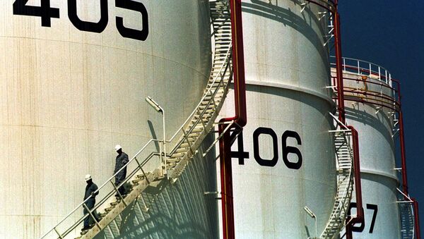 In this Monday, September 25, 2000 file photo, two workers climb down from one of the tanks in an oil tank-farm in Jebel Ali, 25 miles (40 kms.) south of Dubai in the United Arab Emirates. - Sputnik International
