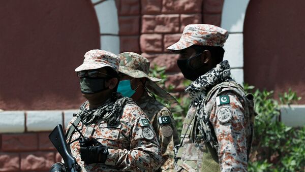 Paramilitary soldiers stand guard outside a mosque, during a lockdown after Pakistan shut all markets, public places and discouraged large gatherings amid an outbreak of coronavirus disease (COVID-19), in Karachi, Pakistan April 3, 2020 - Sputnik International