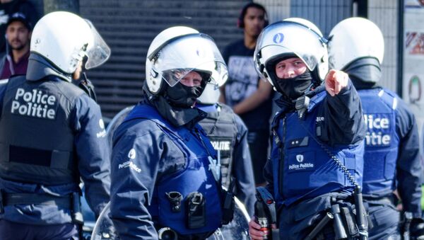 Belgian police officers wearing protective gears stand at the site of unrests in Anderlecht, Brussels, on April 11, 2020 - Sputnik International