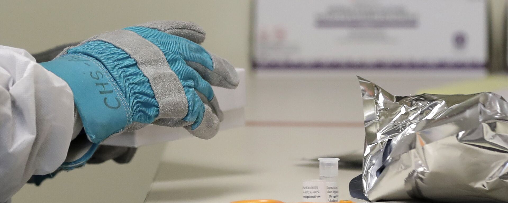 Pharmacist Michael Witte wears heavy gloves as he opens a frozen package of the potential vaccine for COVID-19, the disease caused by the new coronavirus, on the first day of a first-stage safety study clinical trial, Monday, March 16, 2020 - Sputnik International, 1920, 21.07.2020