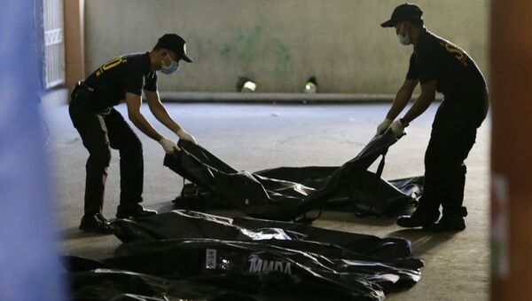Members of Scene of the Crime Operatives of the Philippine National Police line up body bags (File) - Sputnik International