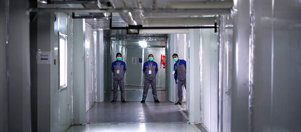 Security guards wearing face masks are seen near closed wards inside the Leishenshan Hospital, a makeshift hospital for treating patients with the coronavirus disease (COVID-19), in Wuhan, Hubei province, China April 11, 2020 - Sputnik International