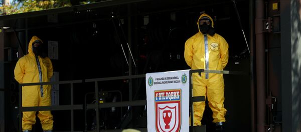 A Brazilian army officer and members of the Biological Radiological and Nuclear Chemical Defense Battalion, demonstrate tactics to combat the new coronavirus pandemic, amid the coronavirus disease (COVID-19) outbreak, at army headquarters in Rio de Janeiro, Brazil April 14, 2020 - Sputnik International