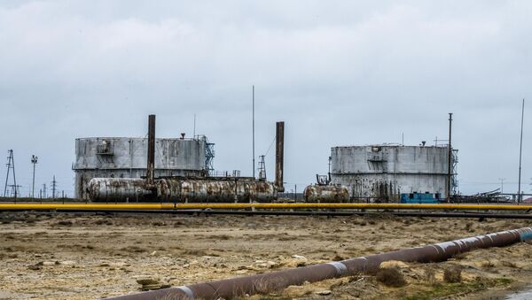Surakhani Oil Field t the coast of the Caspian Sea outside Baku - Sputnik International