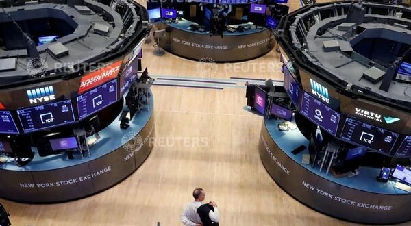 A trader puts on his jacket on the floor of the New York Stock Exchange (NYSE) as the building prepares to close indefinitely due to the coronavirus disease (COVID-19) outbreak in New York, U.S., March 20, 2020 - Sputnik International