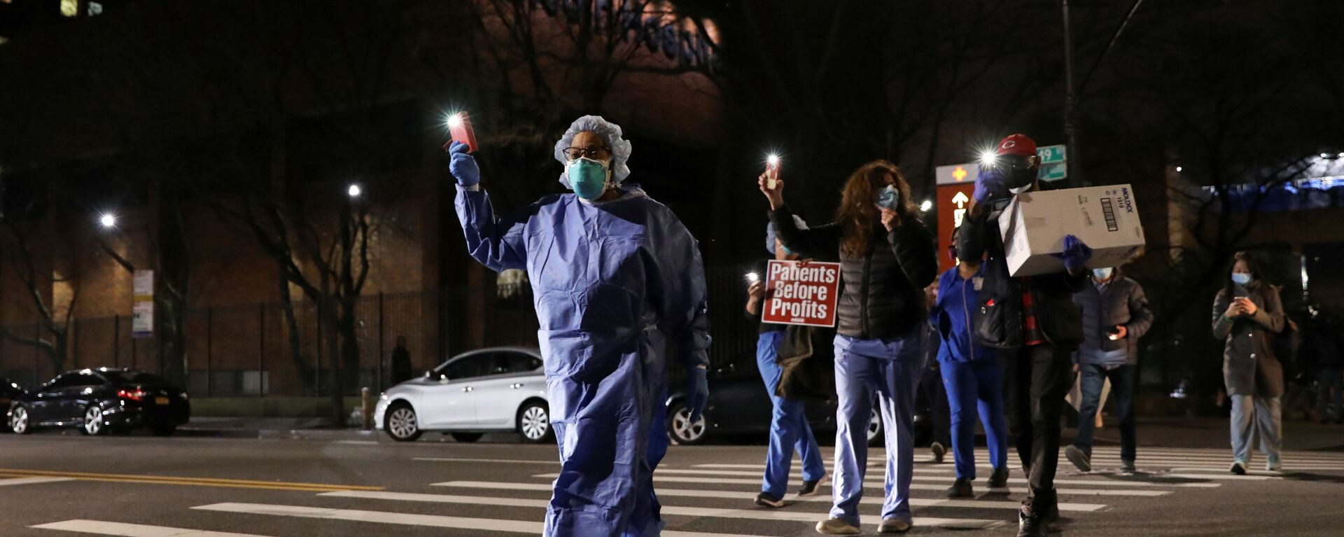 Nurses gather for a candlelight vigil to honor healthcare workers, during the outbreak of the coronavirus disease (COVID-19) at Lincoln Hospital in the Bronx borough of New York City, U.S., April 14, 2020 - Sputnik International, 1920, 16.04.2020