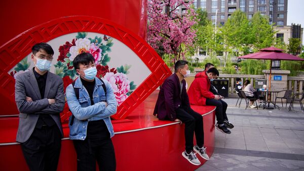 People wearing face masks are seen at a main shopping area after the lockdown was lifted in Wuhan, capital of Hubei province and China's epicentre of the novel coronavirus disease (COVID-19) outbreak, April 14, 2020 - Sputnik International
