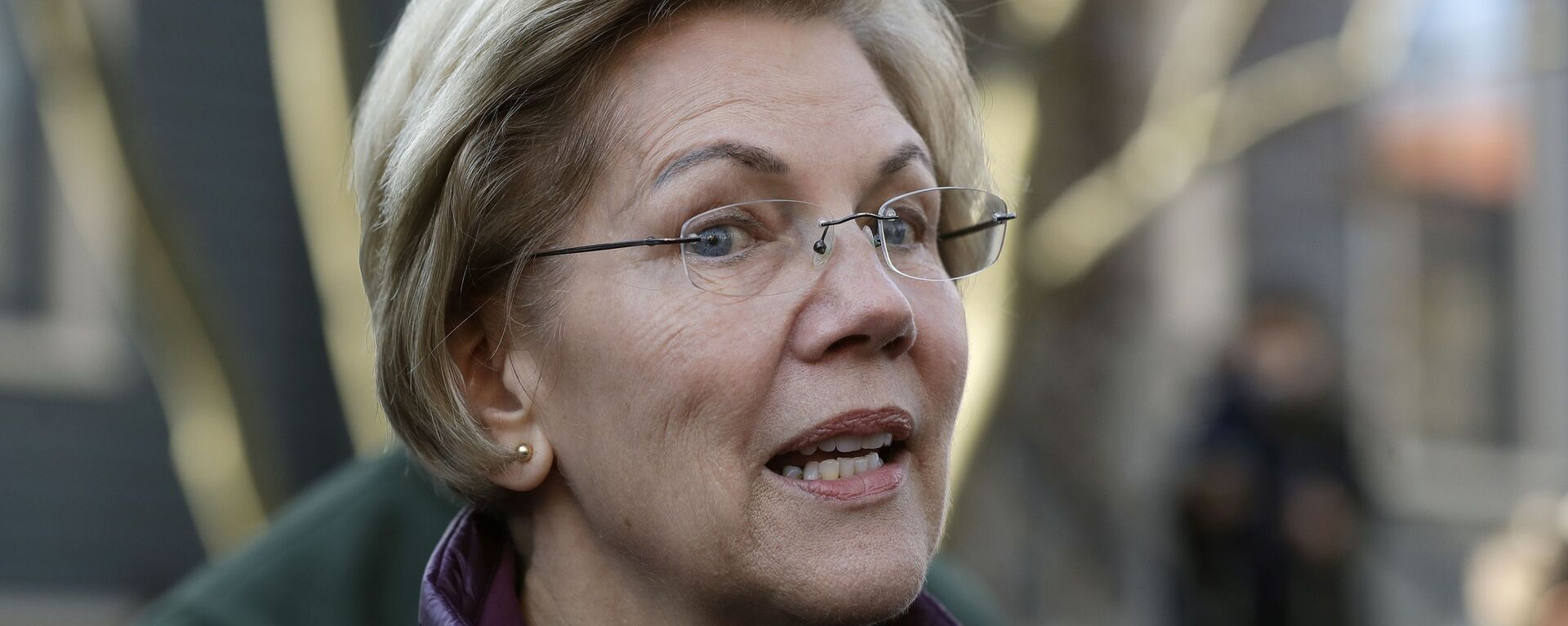 FILE - In this Thursday, March 5, 2020, file photo, Sen. Elizabeth Warren, D-Mass., speaks to the media outside her home in Cambridge, Mass., after she dropped out of the Democratic presidential race - Sputnik International, 1920, 22.01.2022