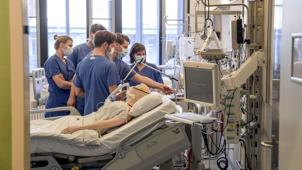 In this Tuesday, March 25, 2020, photo, hospital doctors get instructions on a ventilator at the University Hospital Eppendorf in Hamburg Germany - Sputnik International