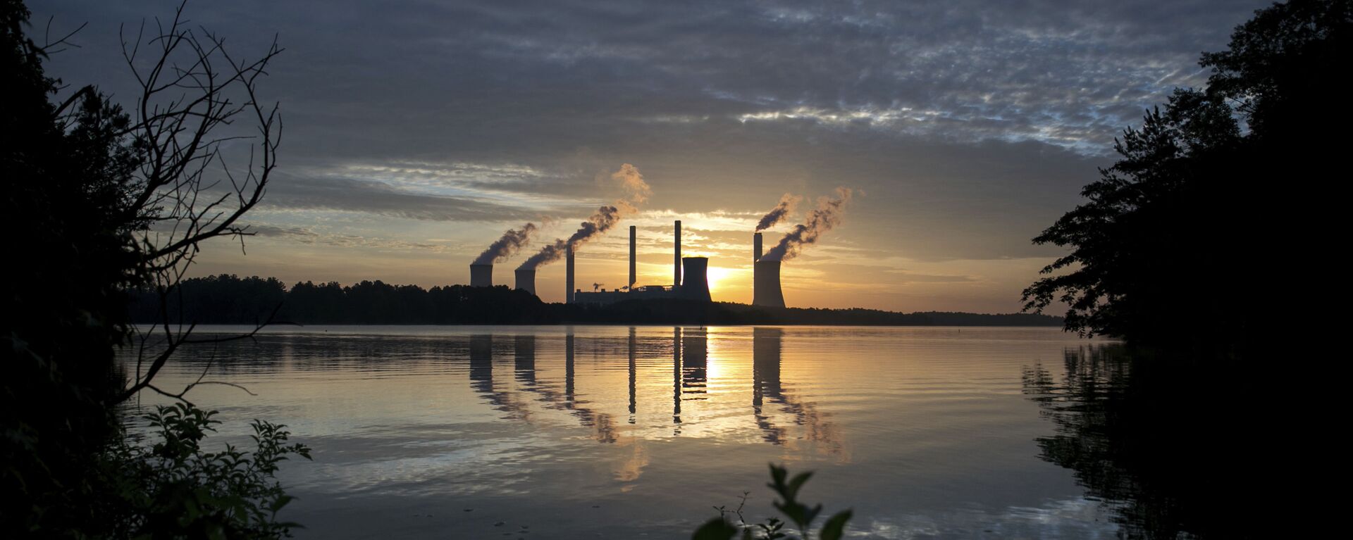The coal-fired Plant Scherer, one of the nation's top carbon dioxide emitters, stands in the distance in Juliette, Ga., Saturday, June, 3, 2017 - Sputnik International, 1920, 09.09.2023