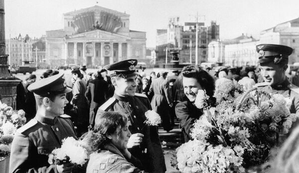Victory Day celebrations near the Bolshoi Theatre in Moscow - Sputnik International