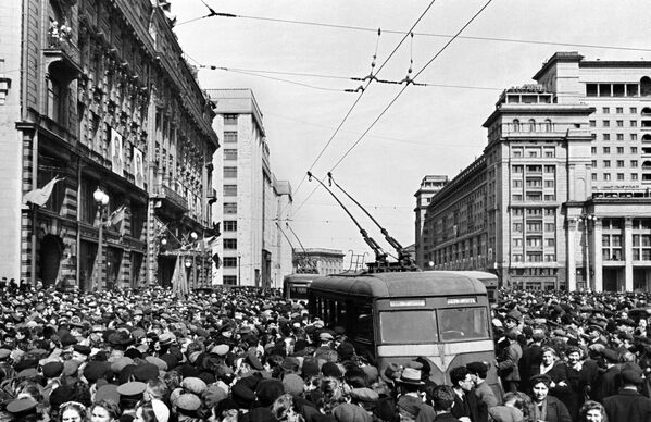 Outside the US embassy in Moscow on 9 May 1945 - Sputnik International