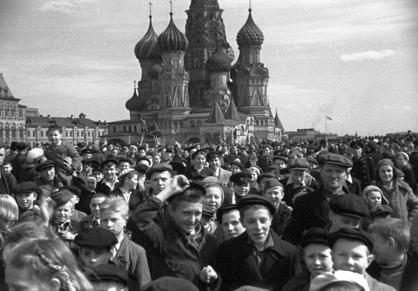 Crowds on Red Square celebrate the Soviet Union's victory over Nazi Germany in Great Patriotic War (1941-1945) - Sputnik International