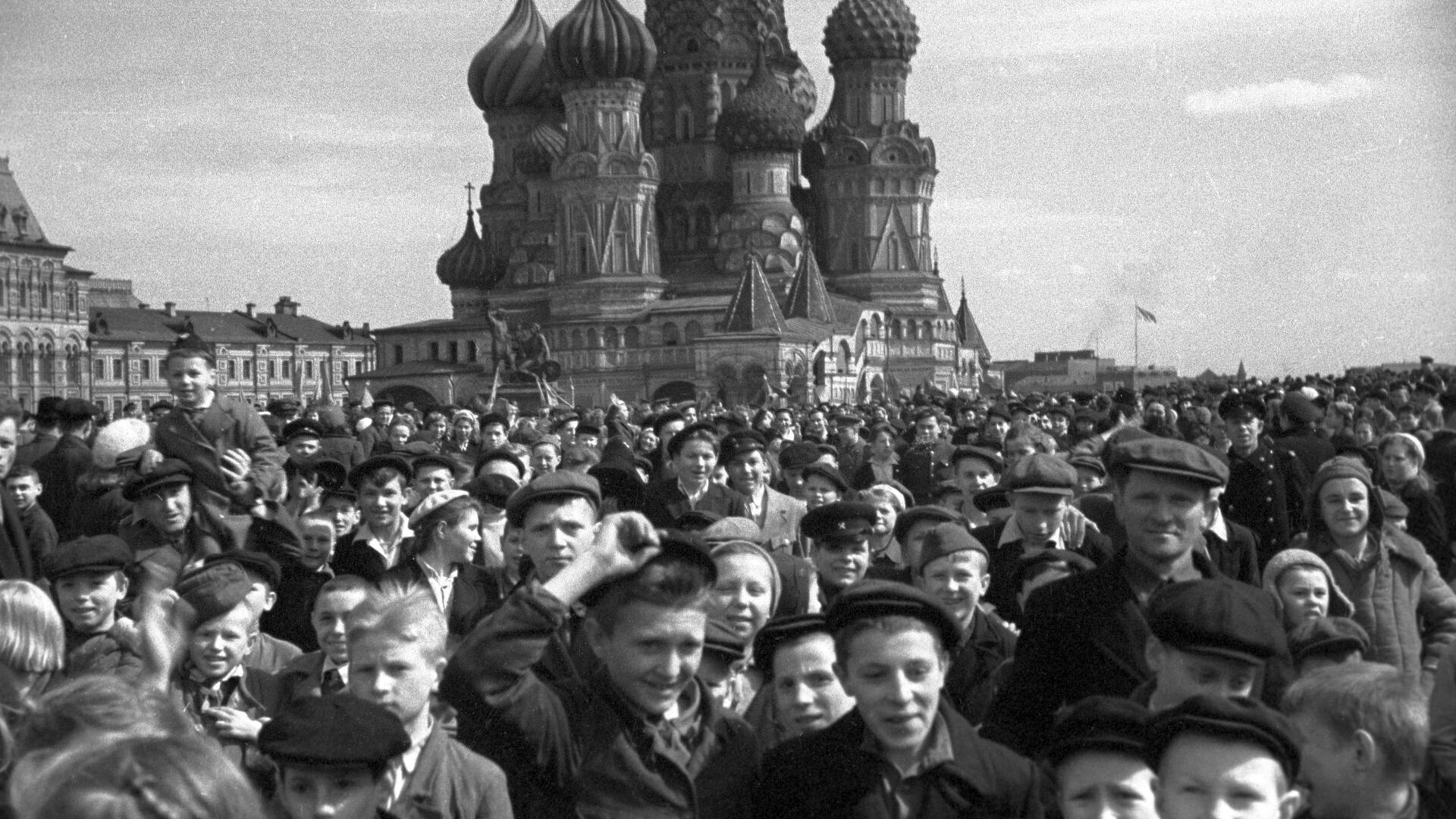 Crowds on Red Square celebrate the Soviet Union's victory over Nazi Germany in Great Patriotic War (1941-1945) - Sputnik International, 1920, 22.06.2021