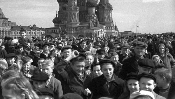 Crowds on Red Square celebrate the Soviet Union's victory over Nazi Germany in Great Patriotic War (1941-1945) - Sputnik International