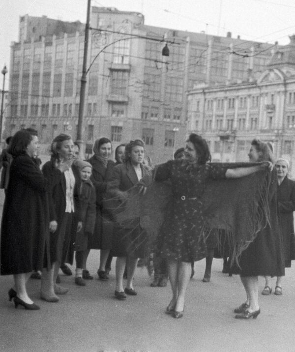 Women dance during Victory Day celebrations in Moscow on 9 May 1945 - Sputnik International
