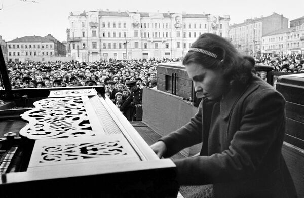 Pianist Nina Yemelyanova performs on Mayakovsky Square in central Moscow on 9 May 1945 - Sputnik International