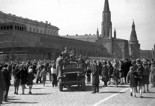 Cameramen arrive on Red Square during Victory Day celebrations on 9 May 1945 - Sputnik International