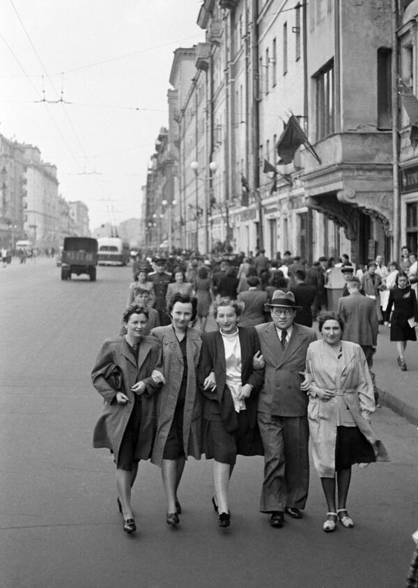Muscovites on Gorky street (now Tverskaya) on 9 May 1945 - Sputnik International
