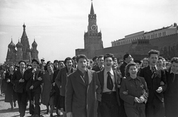 People walk on Red Square during Victory Day celebrations on 9 May 1945 - Sputnik International
