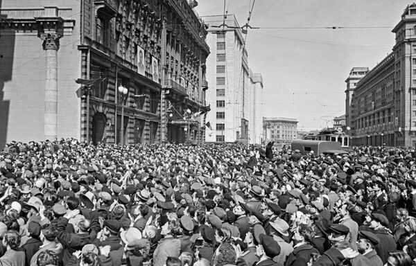 Near the US embassy on Mokhovaya street in Moscow on 9 May 1945 - Sputnik International