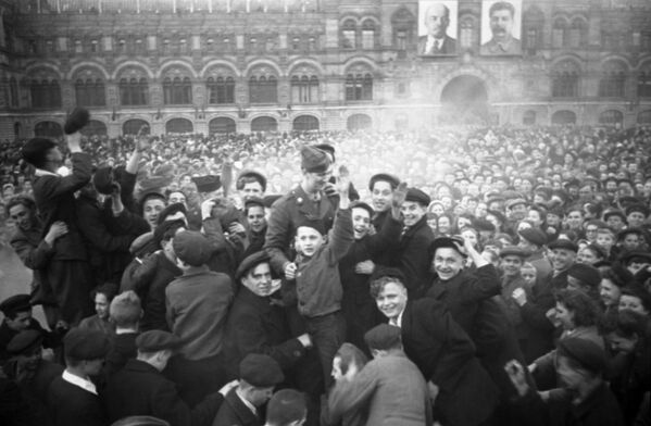 Muscovites celebrate Victory Day on Red Square on 9 May 1945 - Sputnik International