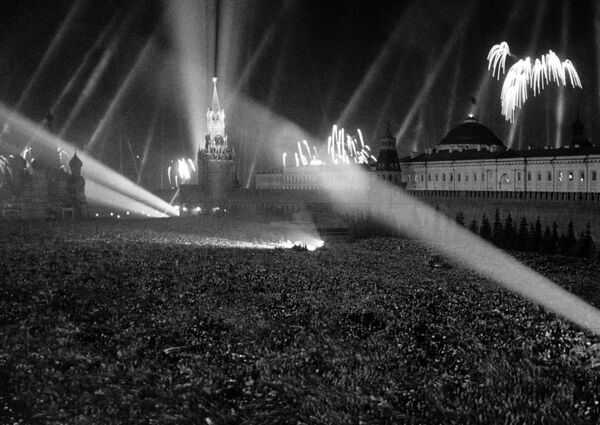 Crowds celebrate Victory Day as salute lights up the sky over Red Square in Moscow on 9 May 1945 - Sputnik International