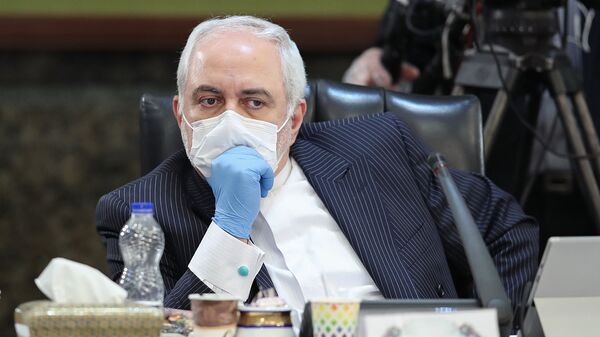 A handout picture provided by the Iranian Presidency on April 15, 2020 shows Iran's Foreign Minister Mohammad Javad Zarif wearing a face mask during a cabinet session in the capital Tehran - Sputnik International