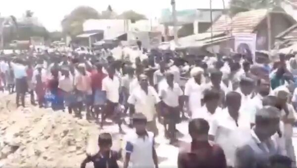 This large crowd gathered yesterday at Muduvarapatti village in Tamil Nadu for the funeral of a Jallikattu bull. Tamil Nadu has 1,242 Covid19 cases - Sputnik International