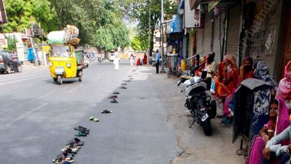 Slippers lined outside the Bank of Baroda branch in Ajmer while waiting to withdraw cash amid  COVID19  lockdown in India - Sputnik International