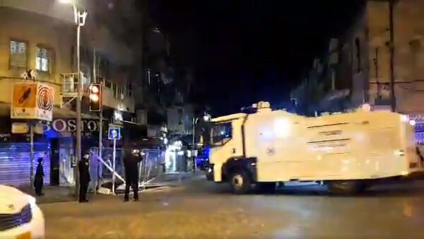 Police forces entering Mea Shearim with a skunk water cannon - Sputnik International