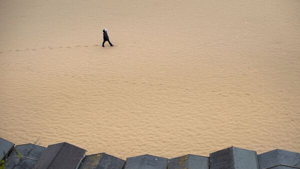 A solitary walker on the beach in Broadstairs, southern England, during the long Easter Bank Holiday as the UK continues in lockdown to help curb the spread of the coronavirus, Monday April 13, 2020 - Sputnik International