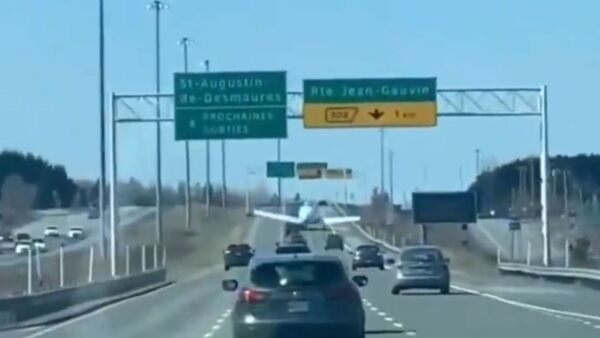 Coming in Hot! Plane Lands on Major Canadian Highway - Sputnik International