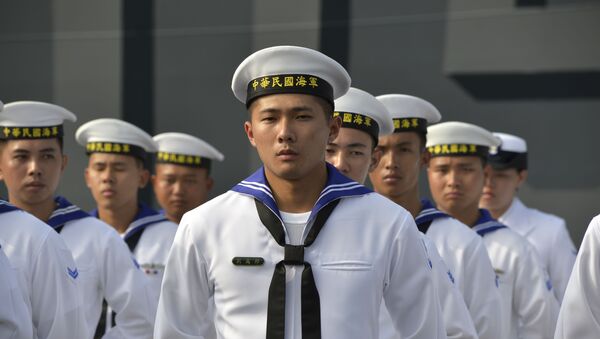 Taiwan sailors parade in front of a new frigate during a ceremony to commission two Perry-class guided missile frigates from the US into the Taiwan Navy, in the southern port of Kaohsiung on November 8, 2018. - Sputnik International