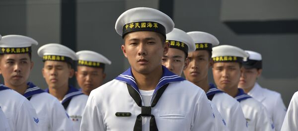 Taiwan sailors parade in front of a new frigate during a ceremony to commission two Perry-class guided missile frigates from the US into the Taiwan Navy, in the southern port of Kaohsiung on November 8, 2018. - Sputnik International