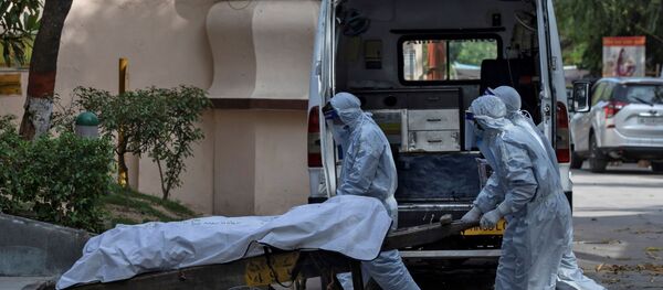 Relatives and a municipal worker push a handcart with the body a man who died due to the coronavirus disease (COVID-19), for his cremation at a crematorium in New Delhi, India, April 16, 2020.  - Sputnik International