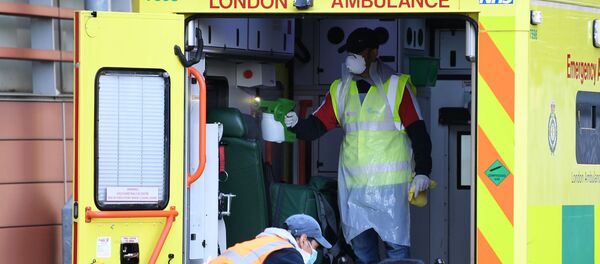 Staff wearing personal protective equipment (PPE) disinfect a London Ambulance outside The Royal London Hospital in east London on April 19, 2020.  - Sputnik International