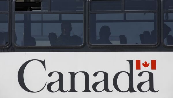 Members of the Canadian Forces wait on a bus to convoy to CFB Borden amid the spread of the coronavirus disease (COVID-19) on April 6, 2020 in Toronto, Canada.  - Sputnik International