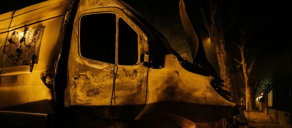 The wheel of a van burns in Villeneuve-la-Garenne, in the northern suburbs of Paris, early on April 20, 2020 - Sputnik International