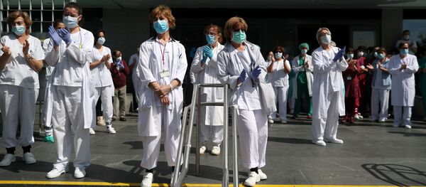 Staff from La Paz hospital applaud after a minute of silence to remember Joaquin Diaz, the hospital's chief of surgery who died of COVID-19, amid the coronavirus disease (COVID-19) outbreak in Madrid, Spain, April 20, 2020 Staff from La Paz hospital applaud after a minute of silence to remember Joaquin Diaz, the hospital's chief of surgery who died of COVID-19, amid the coronavirus disease (COVID-19) outbreak in Madrid, Spain, April 20, 2020 - Sputnik International