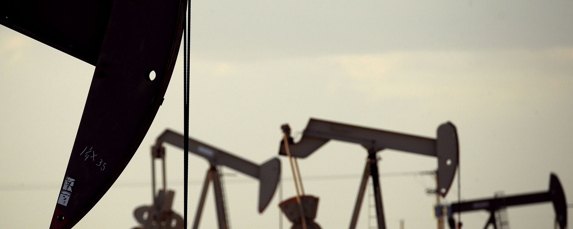 In this April 24, 2015 file photo, pumpjacks work in a field near Lovington, N.M. The United States may have reclaimed the title of the world's biggest oil producer sooner than expected - Sputnik International, 1920, 06.09.2022