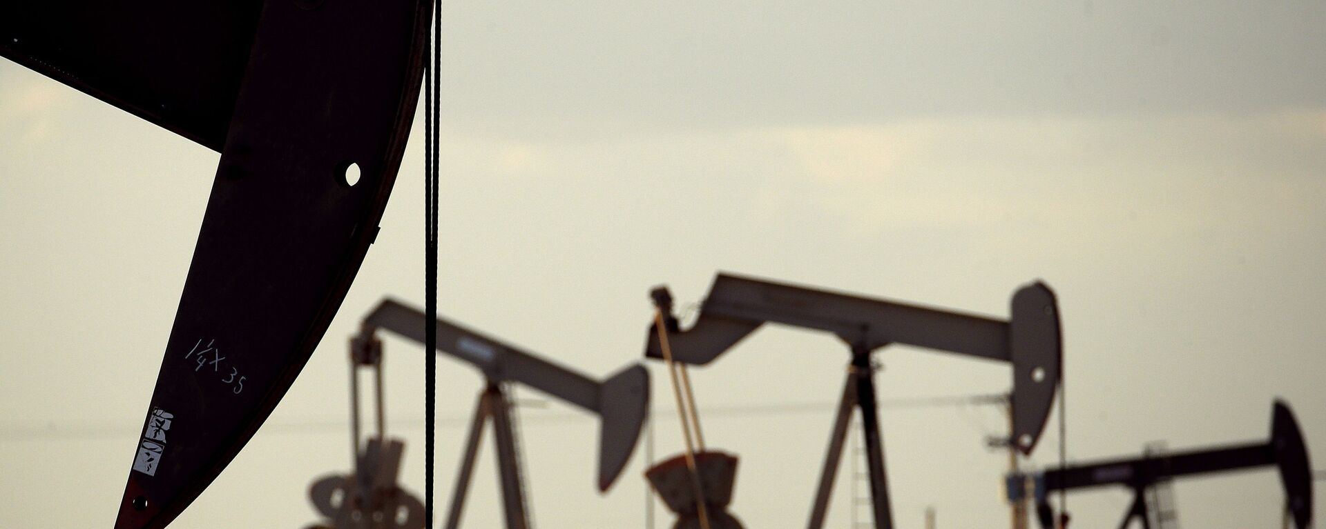 In this April 24, 2015 file photo, pumpjacks work in a field near Lovington, N.M. The United States may have reclaimed the title of the world's biggest oil producer sooner than expected - Sputnik International, 1920, 15.07.2022