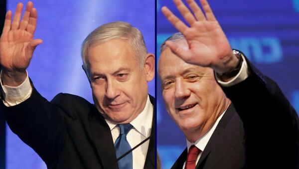 (COMBO) This combination picture created on September 18, 2019 shows, Benny Gantz (R), leader and candidate of the Israel Resilience party that is part of the Blue and White (Kahol Lavan) political alliance, waving to supporters in Tel Aviv early on September 18, 2019, and Israeli Prime Minister Benjamin Netanyahu addressesing supporters at his Likud party's electoral campaign headquarters in Tel Aviv early on September 18, 2019. - Sputnik International
