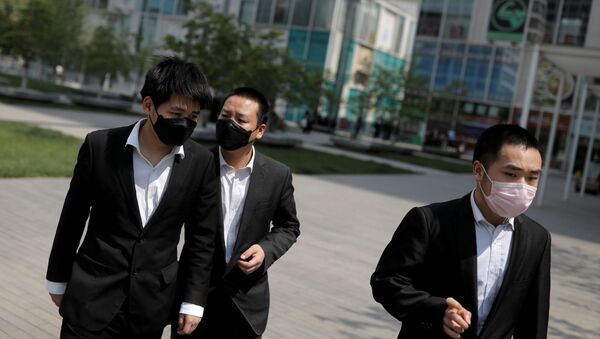Office workers wear protective during lunch hour near Beijing's Central Business District as the spread of the new coronavirus disease (COVID-19) continues in China, April 17, 2020 - Sputnik International