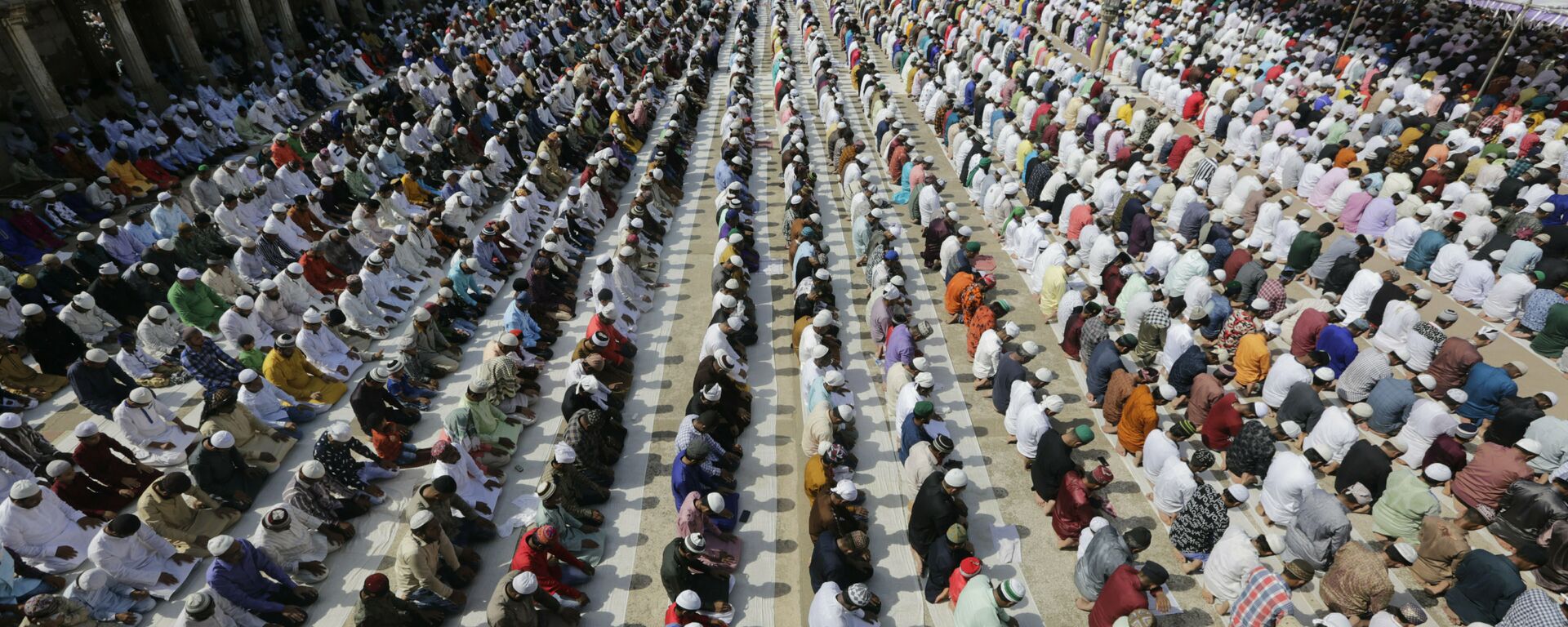 Indian Muslims offer Eid al-Fitr prayers at the Sarkhej Roza in Ahmadabad, India, Wednesday, June 5, 2019. Eid al-Fitr marks the end of the fasting month of Ramadan.  - Sputnik International, 1920, 06.07.2021