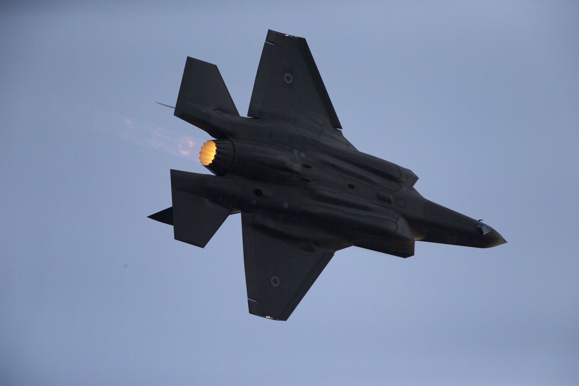 In this Dec. 29, 2016 file photo, an Israeli Air Force F-35 plane performs during a graduation ceremony for new pilots in the Hatzerim Air Force Base near Beersheba - Sputnik International, 1920, 27.12.2021