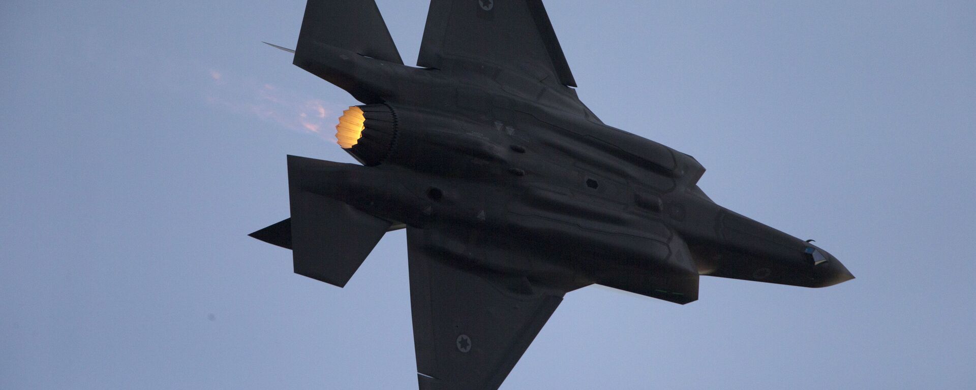 In this Dec. 29, 2016 file photo, an Israeli Air Force F-35 plane performs during a graduation ceremony for new pilots in the Hatzerim Air Force Base near Beersheba - Sputnik International, 1920, 19.07.2022