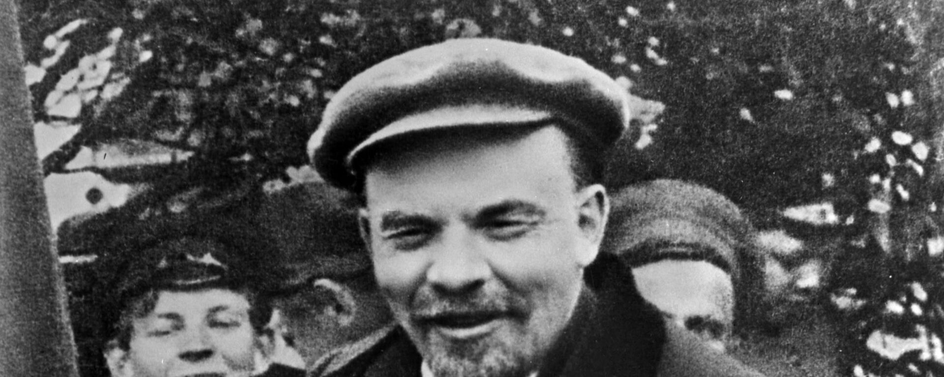 Vladimir Lenin in a car before leaving from Red Square on the Day of International Workers' Solidarity 1 May 1919 - Sputnik International, 1920, 29.04.2022