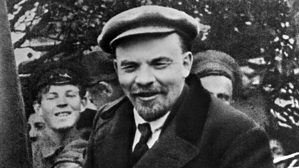 Vladimir Lenin in a car before leaving from Red Square on the Day of International Workers' Solidarity 1 May 1919 - Sputnik International
